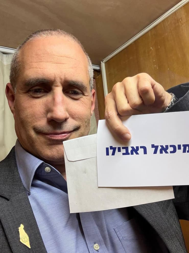 חנוך מילבצקי מצביע למיכאל ראבילו חנוך מילבצקי מצביע למיכאל ראבילו