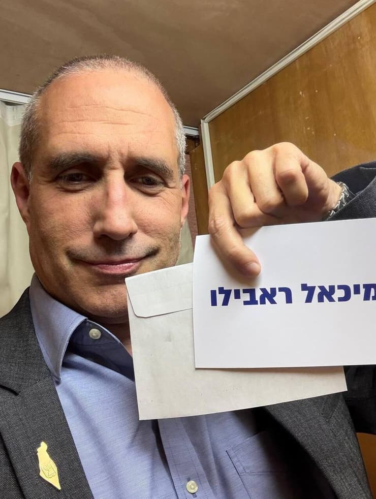 חנוך מילבצקי מצביע למיכאל ראבילו