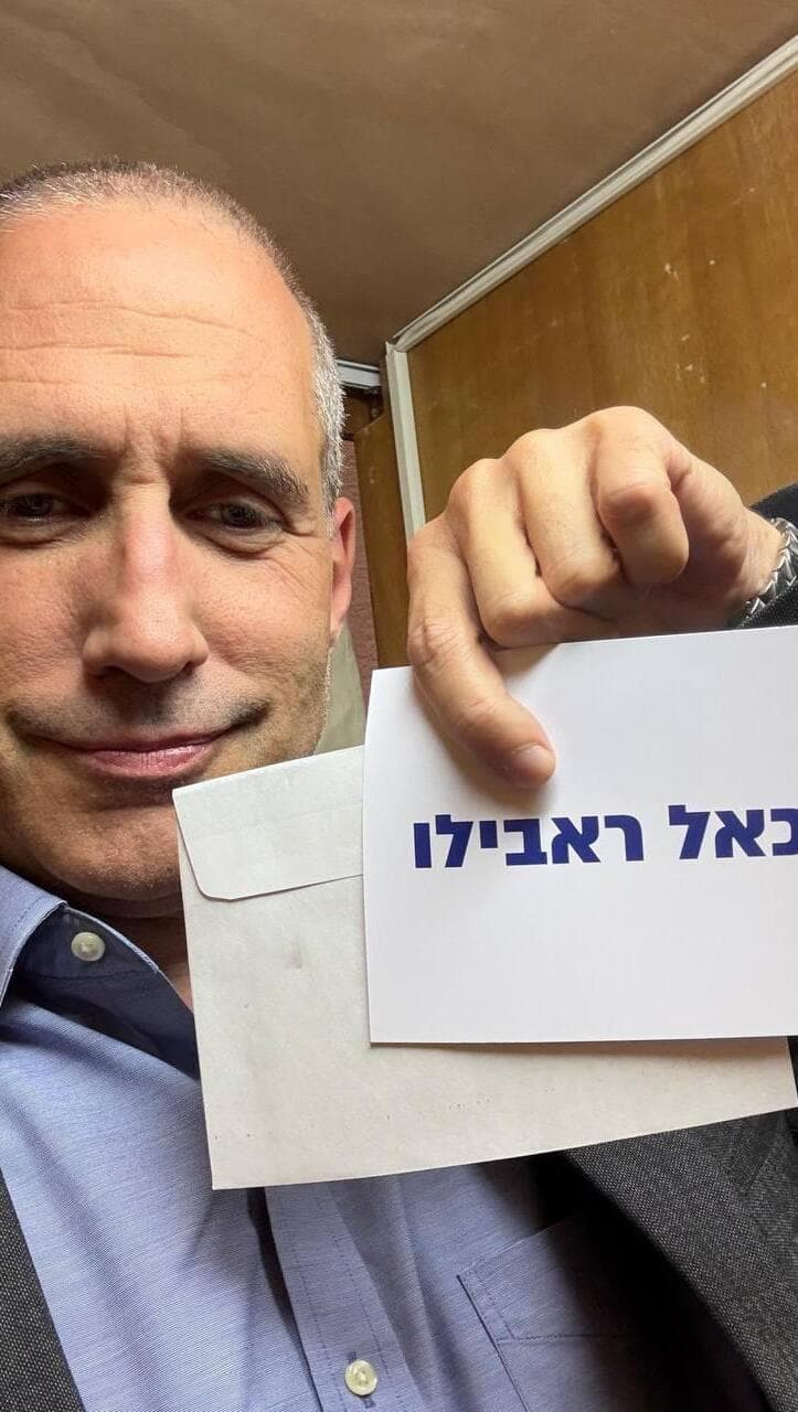 חנוך מילבצקי מצביע למיכאל ראבילו חנוך מילבצקי מצביע למיכאל ראבילו