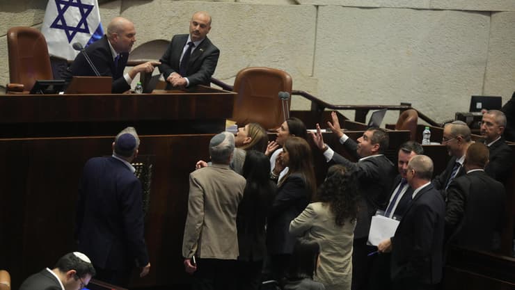 מהומה במליאה