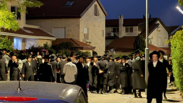 המוחים מחוץ לביתו של שופט העליון (צילום: לירן תמרי) במחאה על חוק הגיוס: מפגינים חרדים הגיעו לביתו של שופט העליון סולברג