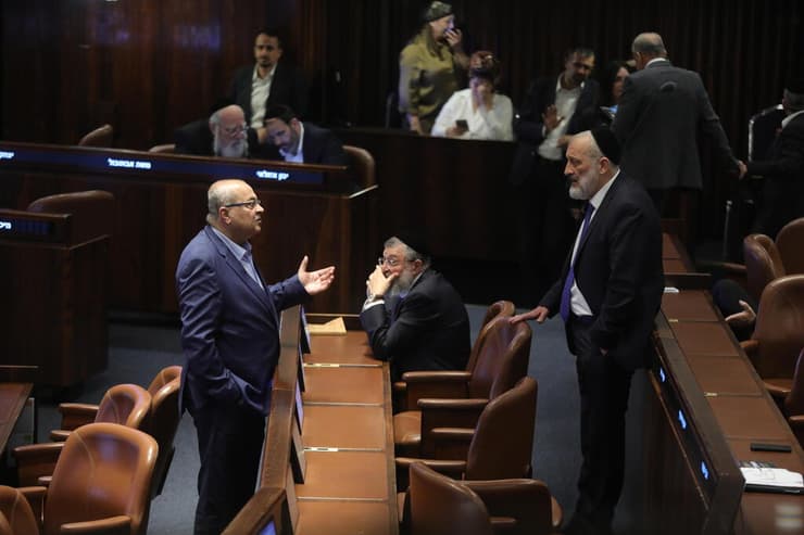 "הופכים לכלי התנגחות בידי הקואליציה והאופוזיציה". טיבי ודרעי במליאה (צילום: גיל יוחנן) אחמד טיבי ודרעי במליאה במעמד בחירת מבקר המדינה