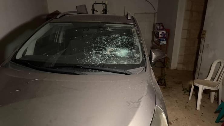 הנזק לרכב המשפחה (צילום: לירן תמרי) הנזקים שגרמו מפגינים חרדים לרכבו של שופט העליון סולברג במחאה על חוק הגיוס