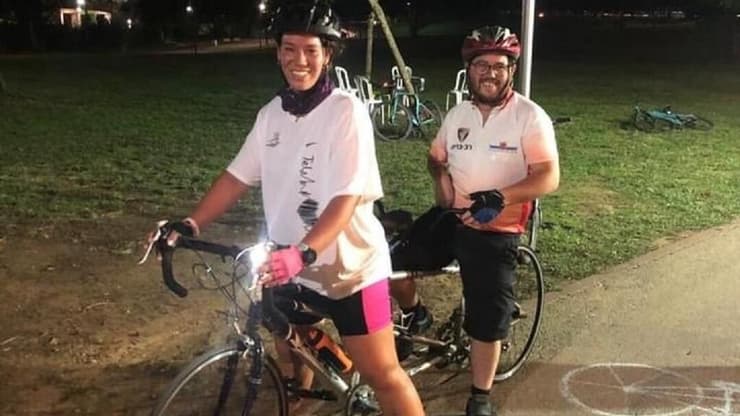 "אין דבר העומד בפני הרצון". דניאל וידידה מעמותת "אתגרים" במהלך רכיבה באופני טנדם (צילום: באדיבות דניאל סטארק בריליאנט) דניאל סטארק בריליאנט ברכיבה באופני טנדם בעמותת "אתגרים"