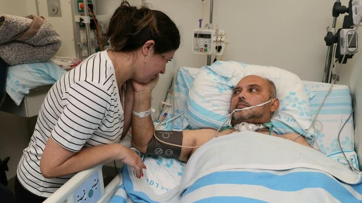 סרגיי נפצע קשה מכטב"ם בלבנון ואושפז במצב קשה ברמב"ם. בתמונה, עם אשתו יאנה