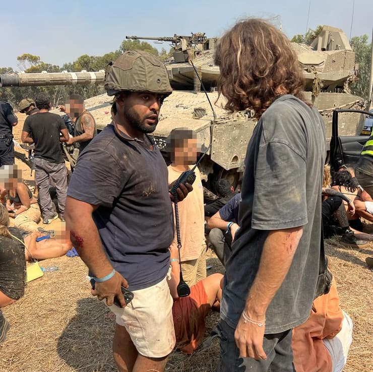 רוצה לחולל מהפך. דניאל שרעבי (צילום: באדיבות המצולם) דניאל שרעבי, ב-7 באוקטובר ליד הטנק שלידו נלחם עם אחיו נריה שרעבי