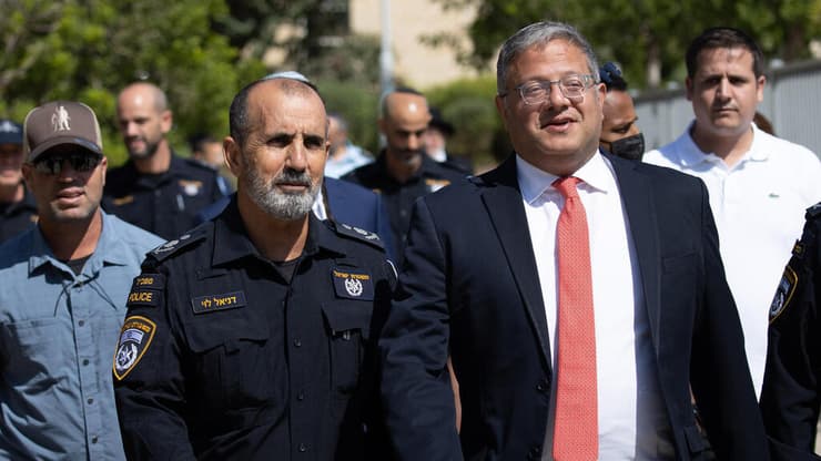 בן גביר והמפכ"ל (צילום: אלכס קולומויסקי) השר לביטחון לאומי איתמר בן גביר ומפכ"ל המשטרה רב-ניצב דני לוי