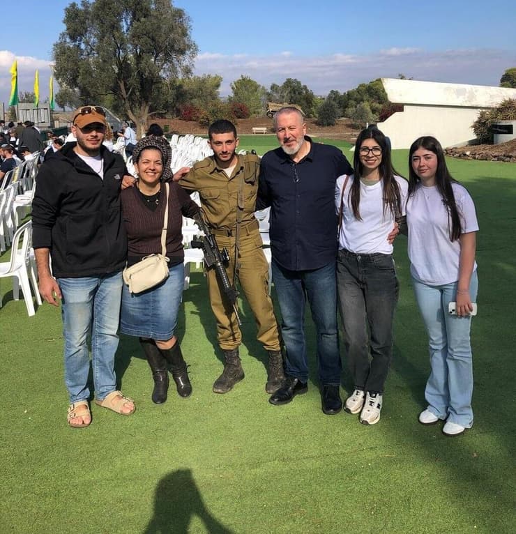 אורי גרינברג ז"ל עם משפחתו