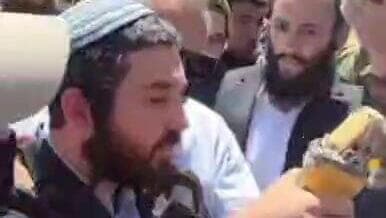 ח"כ סוכות מנסה לפרוץ לבית הספר עם כלי חיתוך