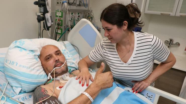 סרגיי נפצע קשה מכטב"ם בלבנון ואושפז במצב קשה ברמב"ם. בתמונה, עם אשתו יאנה