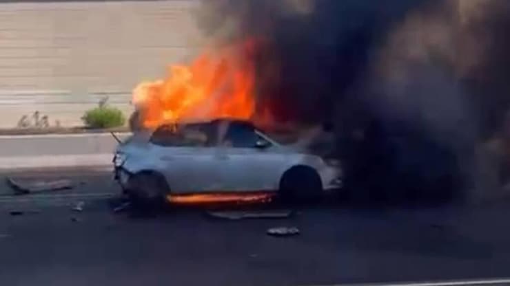 הרכב שבו אירע הפיצוץ (צילום: כבאות והצלה לישראל) הרכב עולה באש בנתיבי איילון