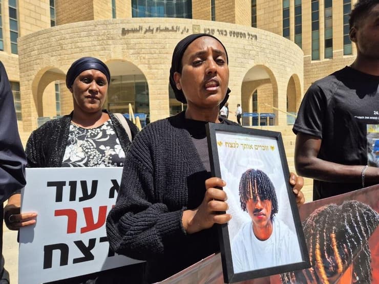 משפחתו של דסטאו צ'קול מפגינה טרם הגשת כתב האישום