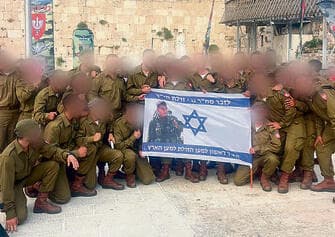 טוראי ע' וחבריו ליחידה עם הדגל של גרי ז"ל, בהשבעה