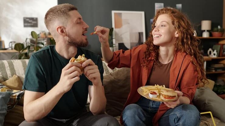צעירים אוכלים מזון מהיר