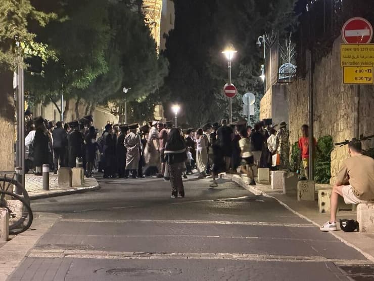 מחאה על מעצר המפגינים מחוץ לביתו של סולברג: עשרות חרדים מפגינים מול תחנת משטרת לב הבירה בירושלים