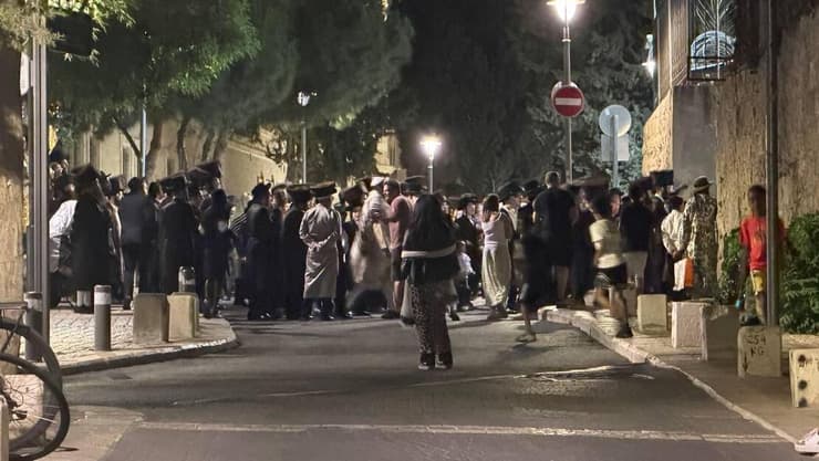 מחאה על מעצר המפגינים מחוץ לביתו של סולברג: עשרות חרדים מפגינים מול תחנת משטרת לב הבירה בירושלים