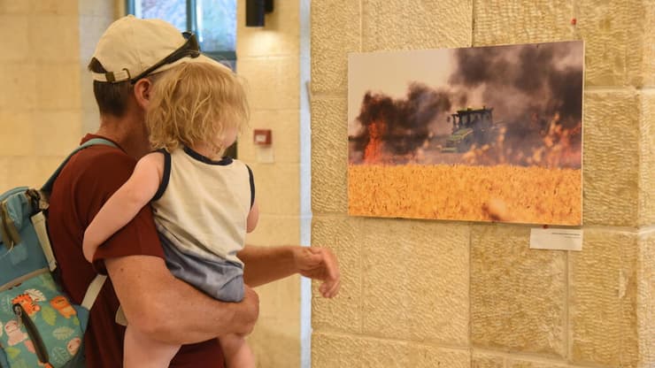 מתוך התערוכה "יופי מאיים", עם צילומיו של רועי עידן ז"ל