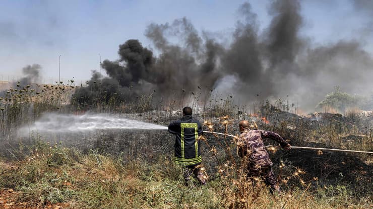 פעולות כיבוי של הפלסטינים (צילום: Jaafar ASHTIYEH / AFP) מתנחלים הציתו אש בחווארה