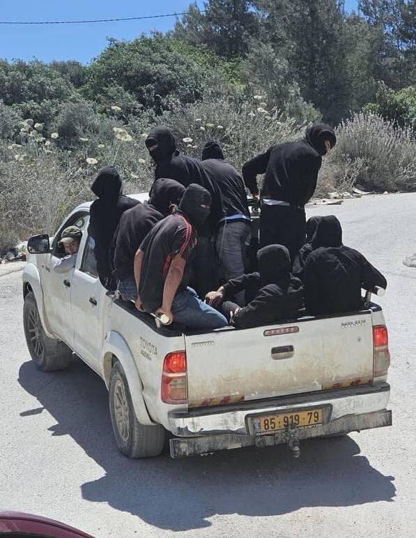 רעולי פנים על טנדר בדרך לחווארה רעולי פנים הגיעו בטנדרים לחווארה והתעמתו עם תושבי הכפר