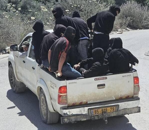 על גבי טנדרים: רעולי פנים שהגיעו לחווארה. יוני 2026 רעולי פנים הגיעו בטנדרים לחווארה והתעמתו עם תושבי הכפר