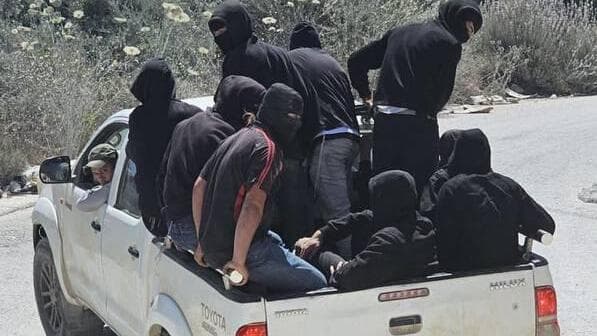 רעולי הפנים בטנדרים הלבנים, בדרך לחווארה רעולי פנים הגיעו בטנדרים לחווארה והתעמתו עם תושבי הכפר
