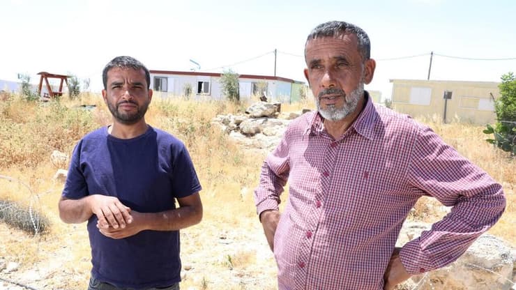 מימין: ח'ליל אל־הד'אלין, ראש מועצת מסאפר יטא ואבו-תייסיר (צילום: שאול גולן) האוכלוסייה הפלסטינית במסאפר יטא