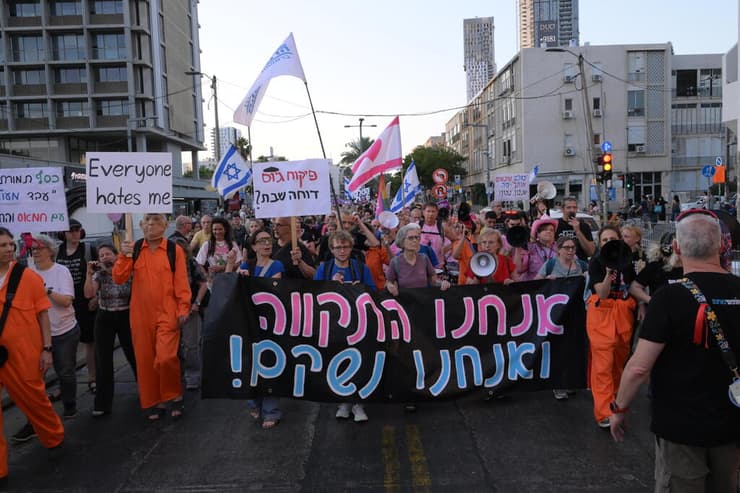 צעדת המחאה מכיכר רבין לכיכר הבימה (צילום: יובל חן) צעדת מחאה מכיכר רבין לכיכר הבימה בתל אביב