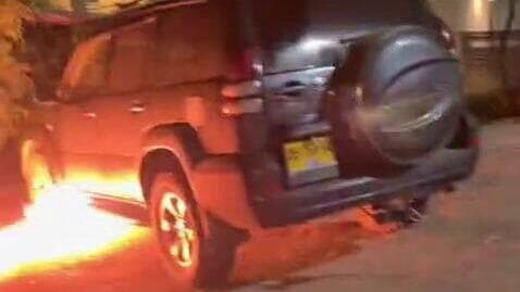 כנופייה בסכנין יורה לכל עבר ומציתה רכב כנופייה בסכנין יורה לכל עבר ומציתה רכב