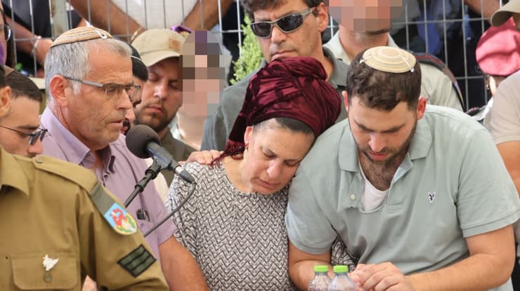 צילום: מוטי קמחי הלוויתו של אהד יערי בבית העלמין ברחובות