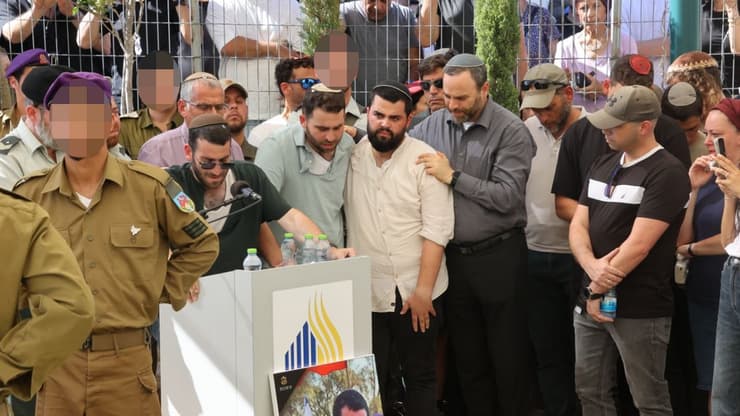צילום: מוטי קמחי הלוויתו של אהד יערי בבית העלמין ברחובות