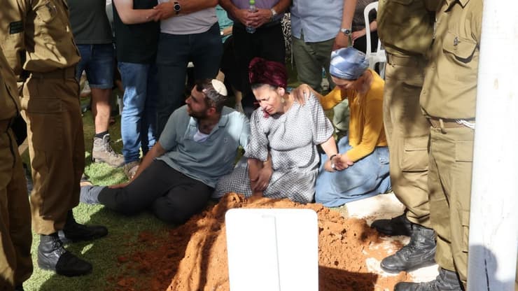 צילום: מוטי קמחי הלוויתו של אהד יערי בבית העלמין ברחובות