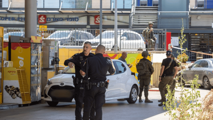 הזירה בתחנת הדלק בכוכב יאיר (צילום: עידו ארז) הזירה בתחנת דלק בכוכב יאיר