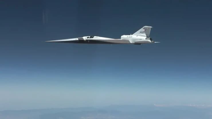 X-59 בטיסת הניסוי (צילום: NASA / Lori Losey) X-59 בטיסת הניסוי