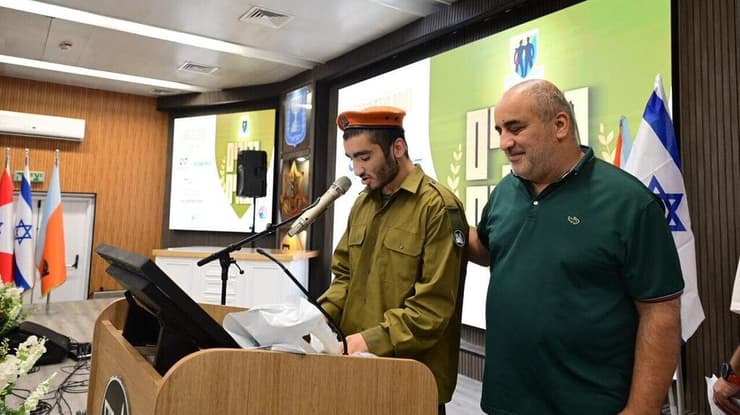 "מתרגשים מאוד לקבל את הכומתה". פנחסוב בטקס (צילום: יוסי זליגר) טקס סיום מסע כומתה של מתנדבים מגדולים במדים