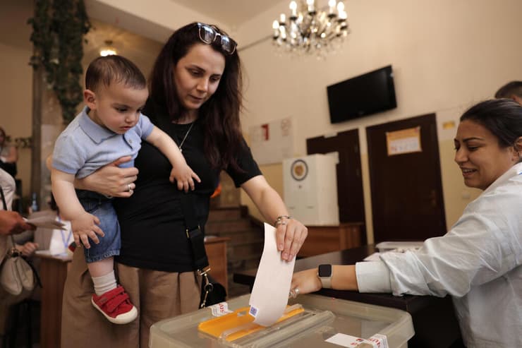 בקלפי בארמניה, היום (צילום: AP Photo/Anthony Pizzoferrato) בחירות ארמניה ירבאן