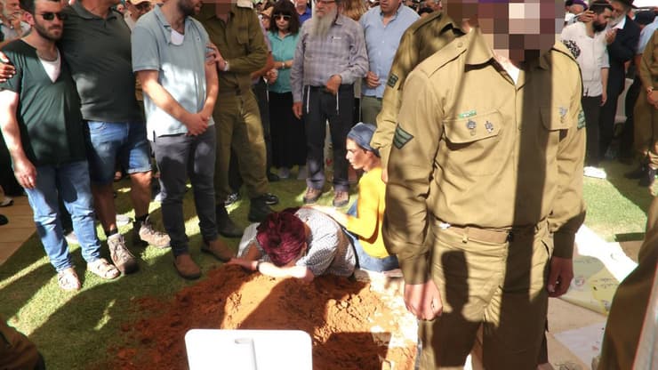 צילום: מוטי קמחי הלוויתו של אהד יערי בבית העלמין ברחובות