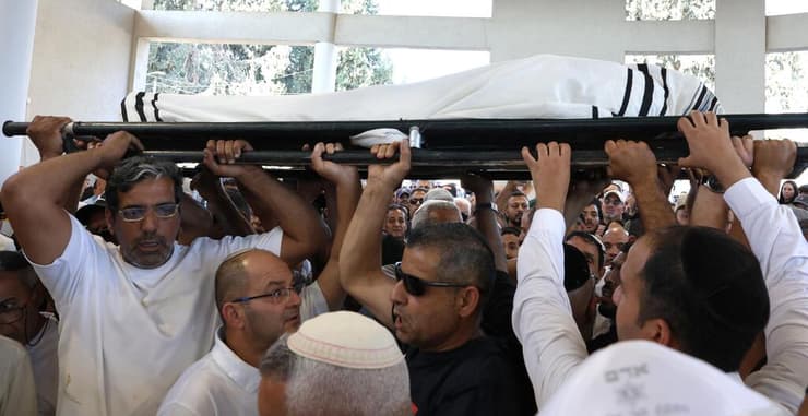 הלוויתו של ישי לוי (צילום: שאול גולן) הלוויתו של ישי לוי