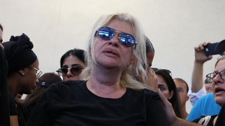 איריס לוי בהלוויתו של ישי לוי (צילום: שאול גולן) הלוויתו של ישי לוי
