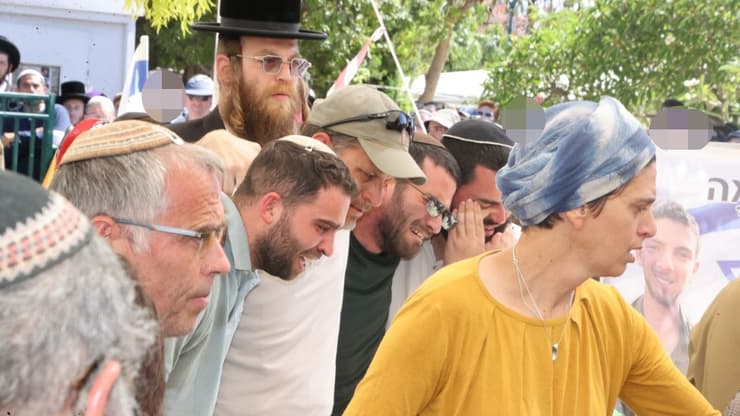 צילום: מוטי קמחי הלוויתו של אהד יערי בבית העלמין ברחובות