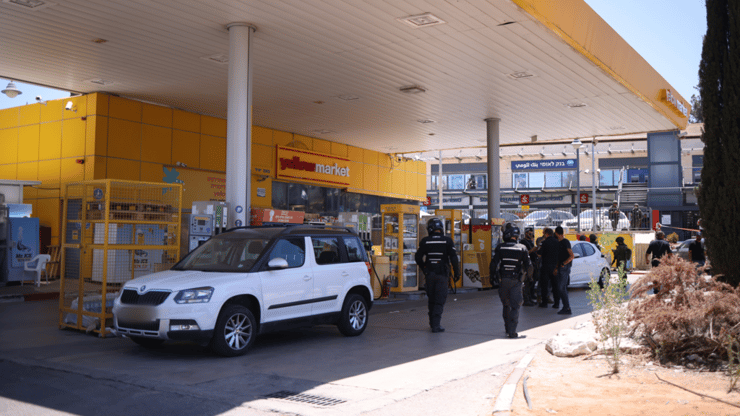 צילום: טל שחר הזירה בתחנת דלק בכוכב יאיר