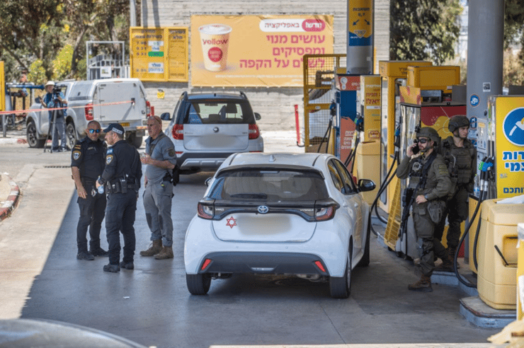 הזירה בתחנת דלק בכוכב יאיר (צילום: עידו ארז) הזירה בתחנת דלק בכוכב יאיר