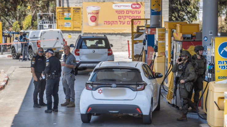 צילום: עידו ארז הזירה בתחנת דלק בכוכב יאיר