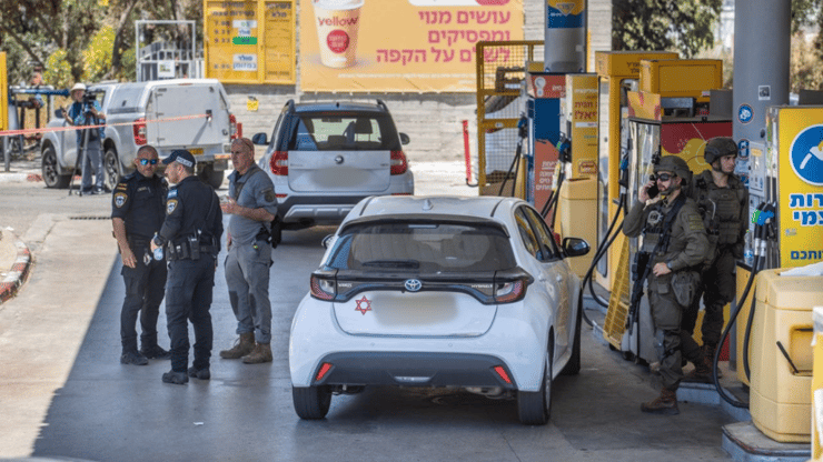 הזירה בתחנת דלק בכוכב יאיר (צילום: עידו ארז) הזירה בתחנת דלק בכוכב יאיר