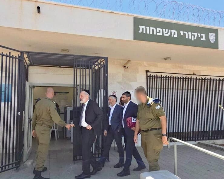 דרעי מבקר משתמטים חרדים, השבוע דרעי מבקר את בני הישיבות הכלואים בכלא 10