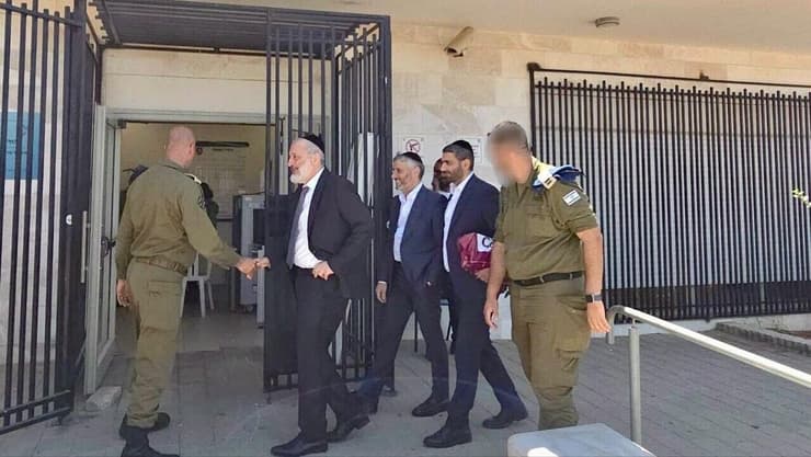דרעי מבקר את בני הישיבות הכלואים בכלא 10