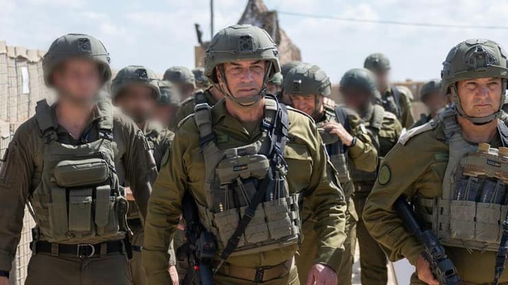 זמיר. אישר את התקיפה במהלך ביקור ברצועת עזה (צילום: דובר צה"ל) הרמטכ”ל בביקור ברצועת עזה