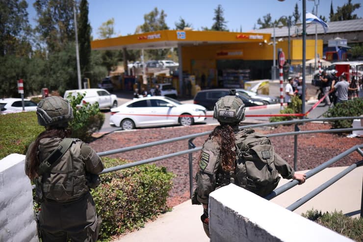 צילום: טל שחר לוחמות בתחנת דלק בכוכב יאיר