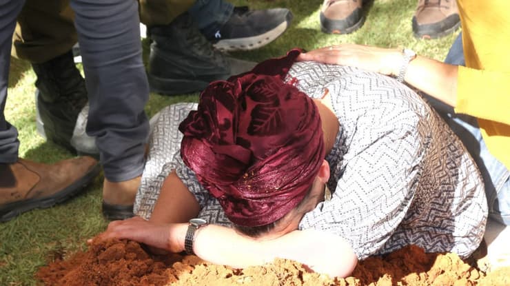 צילום: מוטי קמחי הלוויתו של אהד יערי בבית העלמין ברחובות