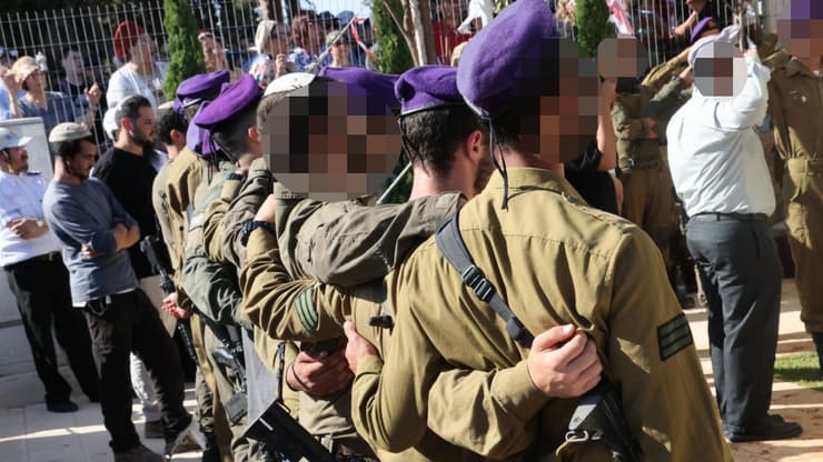 צילום: מוטי קמחי הלוויתו של אהד יערי בבית העלמין ברחובות