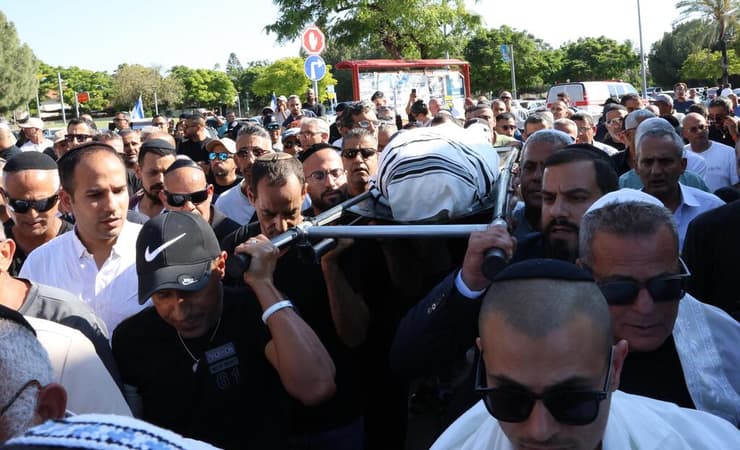 הלוויתו של ישי לוי (צילום: שאול גולן) הלוויתו של ישי לוי
